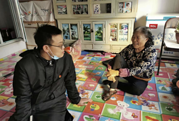 图为吉林省药监局驻村第一书记刘铁成（左一）入户了解脱贫户生活困难。