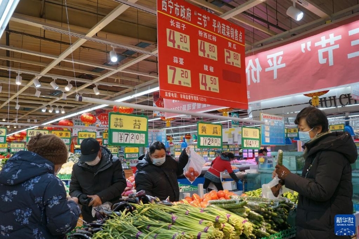1 2月13日，在西宁市城北区小桥大街惠客家超市内，市民在选购蔬菜。新华社记者 解统强 摄