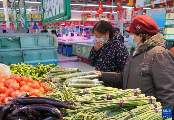 2月13日，在西宁市城北区小桥大街惠客家超市内，市民在选购蔬菜。新华社记者 解统强 摄