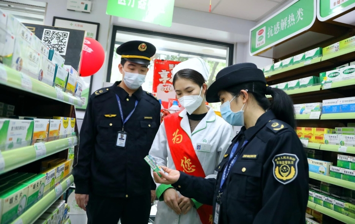 图为该局执法人员在一家零售药店开展执法检查。