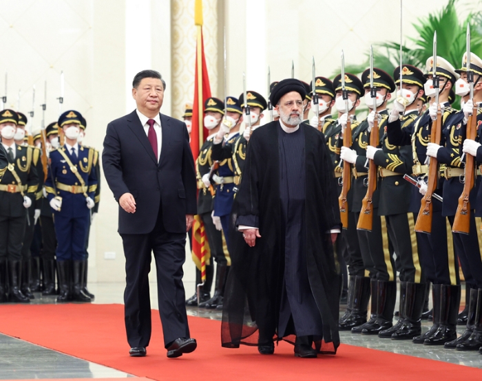 2月14日，国家主席习近平在北京人民大会堂同来华进行国事访问的伊朗总统莱希举行会谈。这是会谈前，习近平在人民大会堂北大厅为莱希举行欢迎仪式。新华社记者 庞兴雷 摄