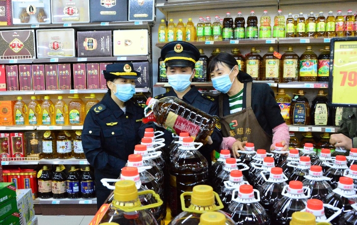 图为2月14日，该局马武镇市场监管所执法人员在一家超市检查。