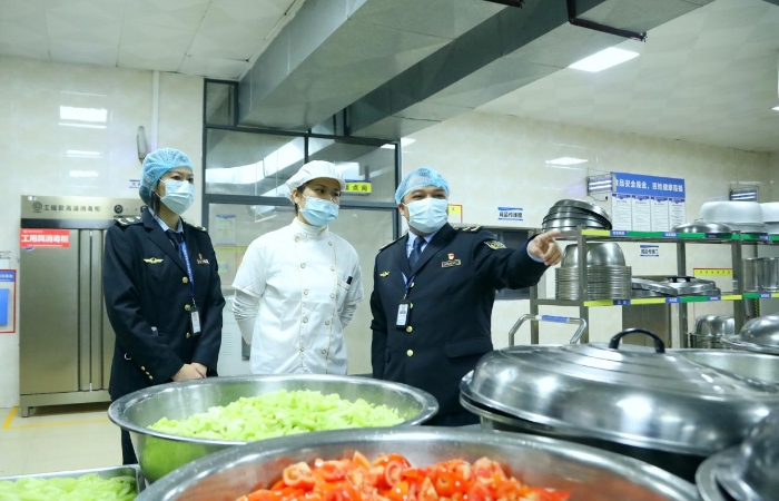 南宁市市场监管局经开分局执法人员对学校食堂后厨进行检查。（何正君 摄）