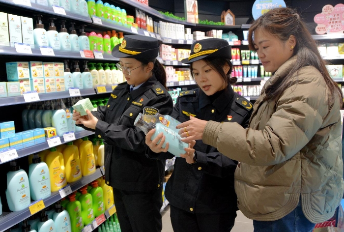 图为该局马鞍街道市场监管所执法人员在一家超市检查化妆品的标识标签。