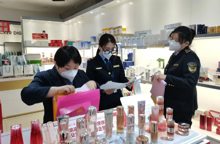 图为敦化市市场监管局执法人员在一家化妆品经营店检查化妆品质量安全。（叶阳欢摄）