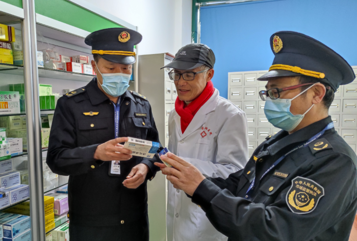 图为2月28日，该局执法人员在一家民营医院检查药品质量。