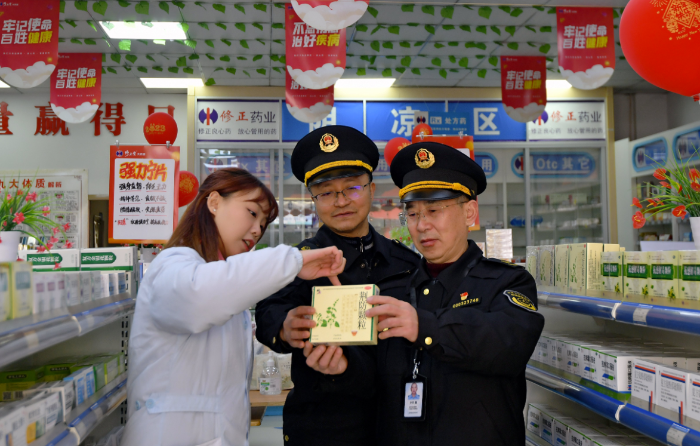图为2月28日，该局新妙镇市场监管所执法人员在一家药店检查药品销售情况。