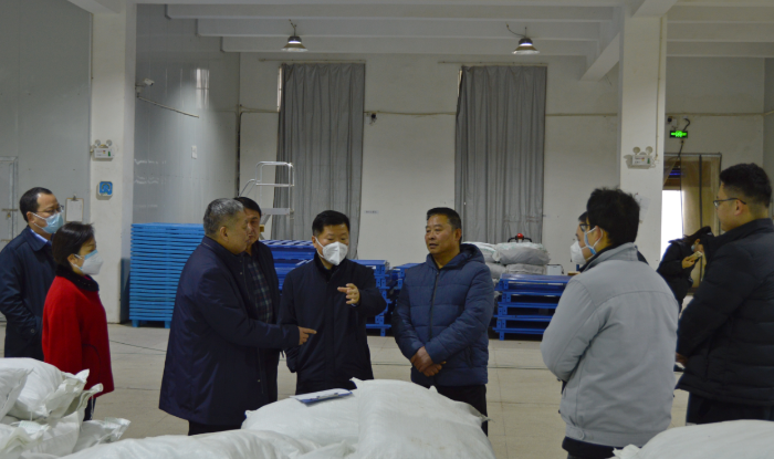 图为安徽省药监局党组成员、副局长张磊（左五）带队调研亳州市中药饮片生产企业。