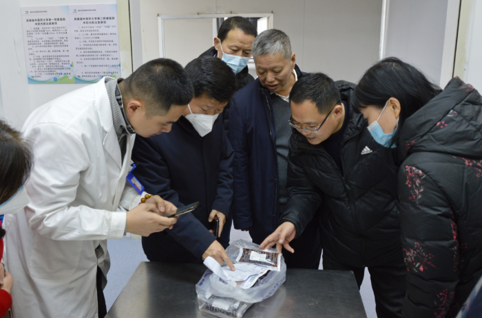 图为安徽省药监局党组成员、副局长张磊（左三）带队调研安徽沪谯集团智慧共享中药房。