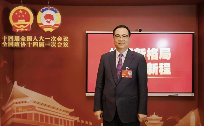 全国人大代表、国药集团国药控股股份有限公司党委书记、董事长于清明。 全国人大代表、国药集团国药控股股份有限公司党委书记、董事长于清明。