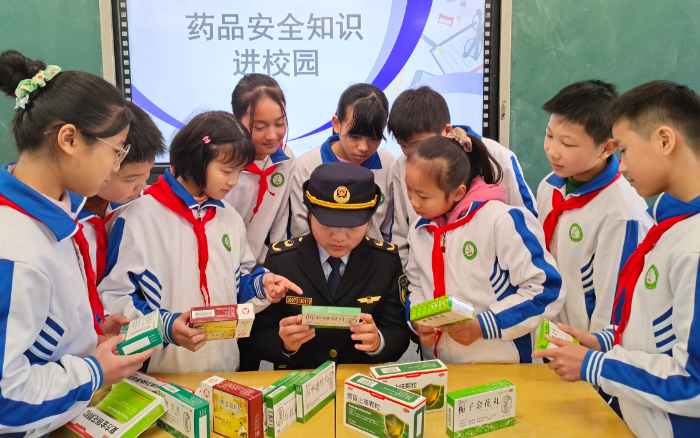 图为3月5日，该局工作人员在学校向学生们科普药品安全知识。