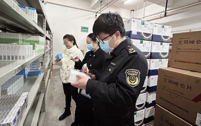 图为第三分局执法人员在一家企业检查药品储存情况。