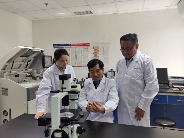 图为重点实验室主任徐安龙（中）、常务副主任王停（右）等正在开展中药科学研究。重点实验室供图
