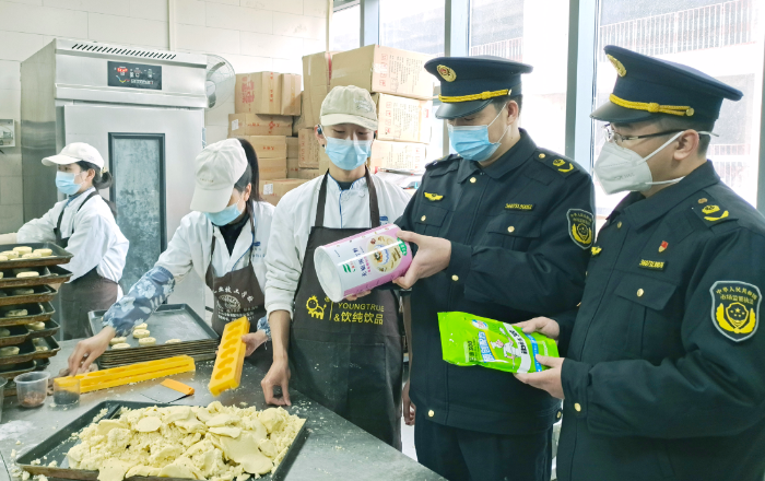 图为3月20日，该局执法人员在一家奶茶店检查食品添加剂。