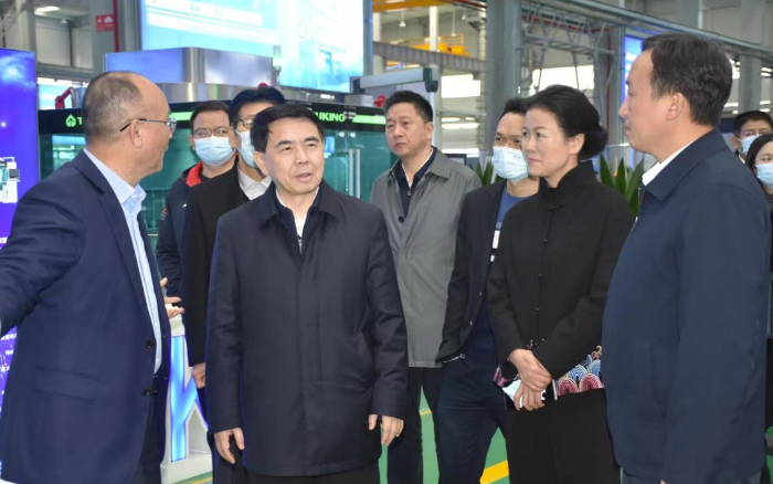 图为蒋涤非副省长（左二）在楚天科技股份有限公司调研。