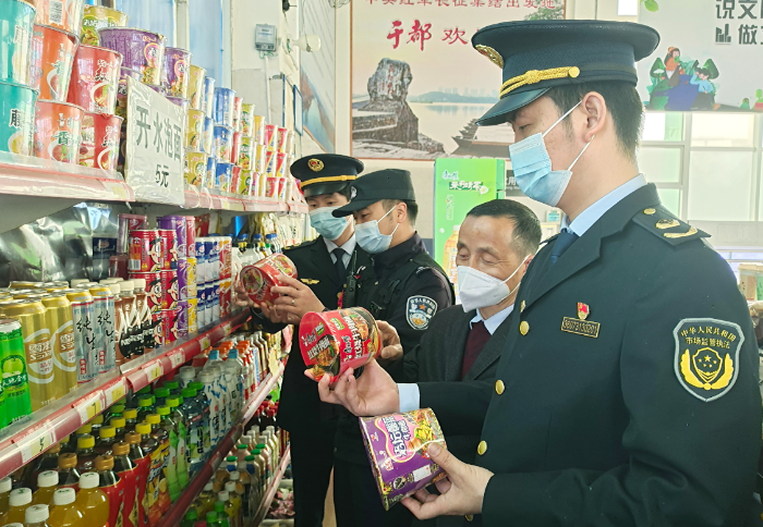 图为3月24日，该局和县火车站派出所执法人员在于都火车站候车大厅食品经营店检查食品质量。