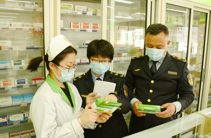 图为第三分局执法人员在一家药店检查药品管理情况。