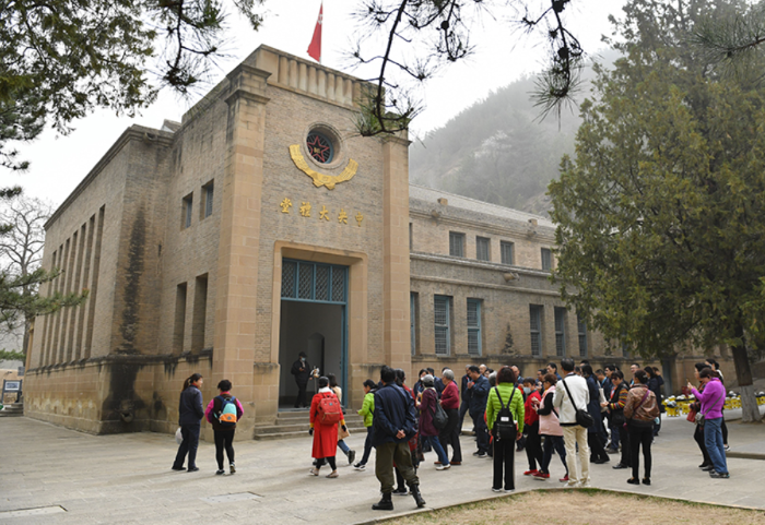 人们在陕西延安杨家岭革命旧址参观（2021年3月28日摄）。新华社记者 张博文 摄