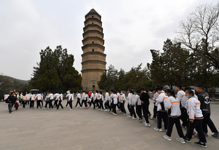 参观者在陕西延安宝塔山参观（2021年3月30日摄）。新华社记者 张博文 摄