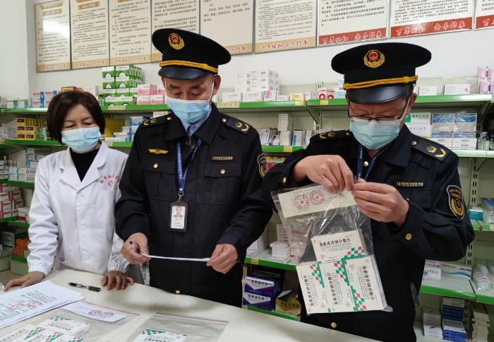 图为4月11日，工作人员在医疗机构抽检药品。