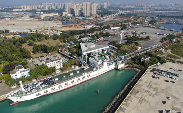 2023年1月6日，在位于海口的粤海铁路轮渡南港码头，粤海铁1号轮渡停靠泊位并装载列车（无人机照片）。新华社记者 邓华 摄