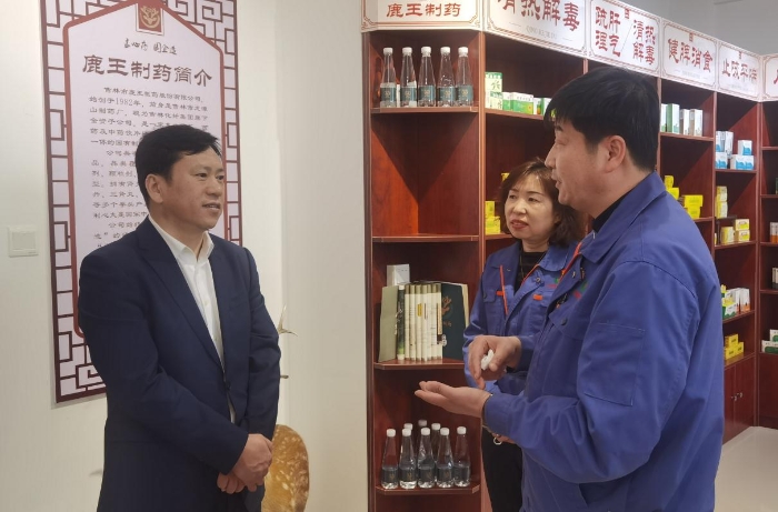 图为吉林省药监局局长孙继民（左一）了解企业发展情况。