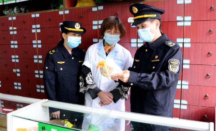 图为4月23日，该局马武镇市场监管所执法人员在一家药店检查。