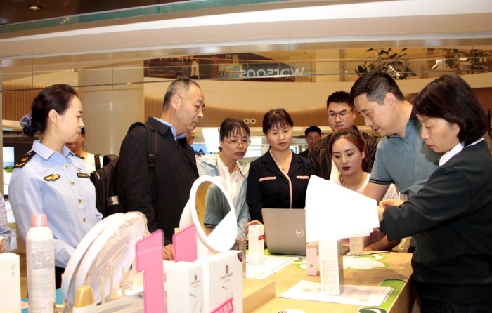 图为陕西省药监局组织参会人员在化妆品经营企业观摩学习现场。（贺一辰摄）