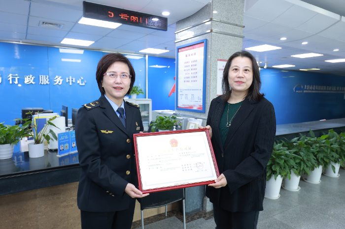 图为上海颁出全国首张”现场个性化服务“化妆品生产许可证（摄影申耀轩）