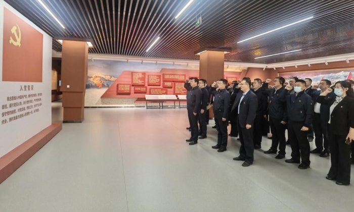 图为读书班成员重温誓词（叶阳欢摄）