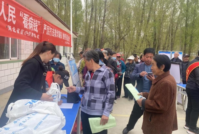 图为村民领取宣传资料。