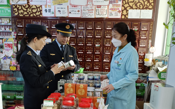 图为石嘴山市市场监管局执法人员在一家网售药品零售企业检查处方药销售情况。