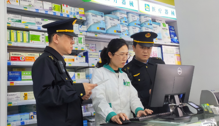 图为5月10日，齐齐哈尔市市场监管局执法人员在一家药店检查疫情防控用医疗器械。