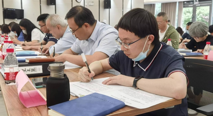 5月16日，100多家大兴区医疗器械生产企业管理者代表接受培训考试。（本报记者 王晓冬摄）