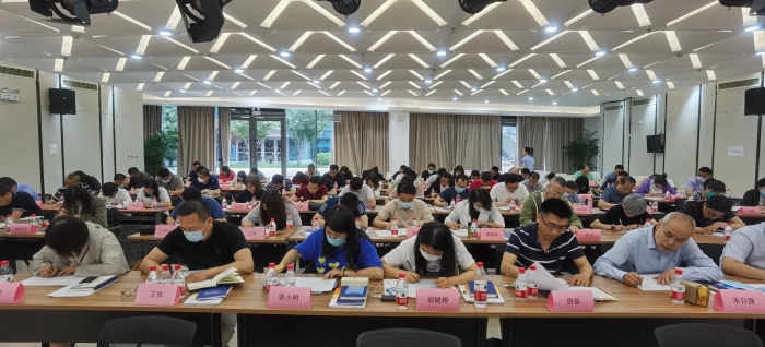 5月16日，100多家大兴区医疗器械生产企业管理者代表接受培训考试。（王晓冬 摄）