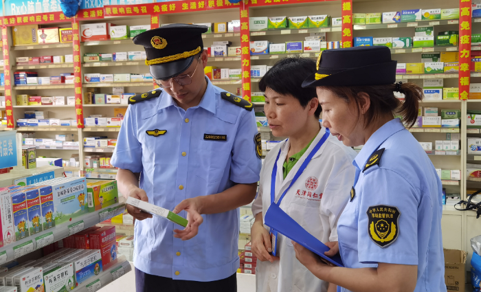 图为5月30日，该局清溪镇市场监管所执法人员在一家药店检查儿童药品质量。