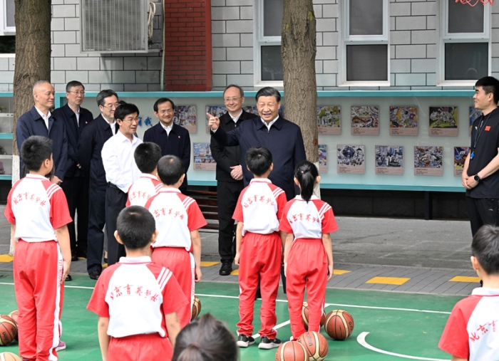 5月31日上午，中共中央总书记、国家主席、中央军委主席习近平来到北京育英学校看望慰问师生，向全国广大少年儿童祝贺“六一”国际儿童节快乐。这是习近平在篮球场同正在上体育课的小学生们亲切交流。新华社记者 申宏 摄