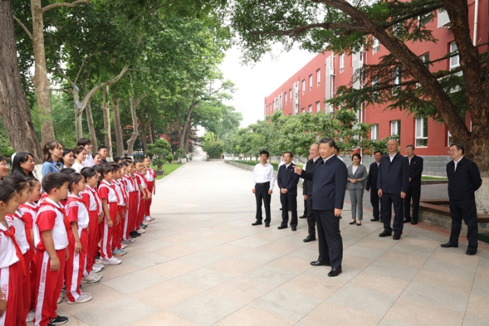 5月31日上午，中共中央总书记、国家主席、中央军委主席习近平来到北京育英学校看望慰问师生，向全国广大少年儿童祝贺“六一”国际儿童节快乐。这是习近平在学校小广场同师生们亲切交流。新华社记者 鞠鹏 摄