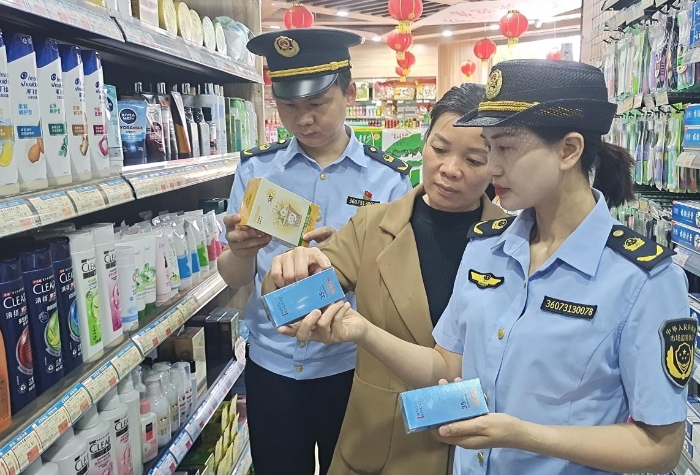 图为6月12日该局执法人员正在一商场检查防晒类化妆品。