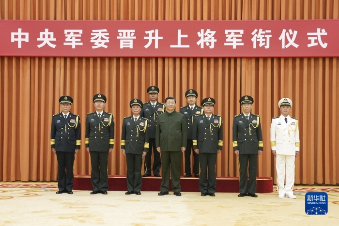 6月28日，中央军委晋升上将军衔仪式在北京八一大楼举行。中央军委主席习近平出席晋衔仪式。这是习近平等领导同志同晋升上将军衔的军官合影。 新华社记者 李刚 摄