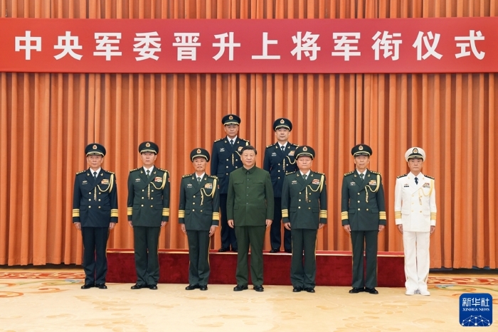 7月31日，中央军委晋升上将军衔仪式在北京八一大楼举行。中央军委主席习近平出席晋衔仪式。这是习近平等领导同志同晋升上将军衔的军官合影。新华社记者 李刚 摄