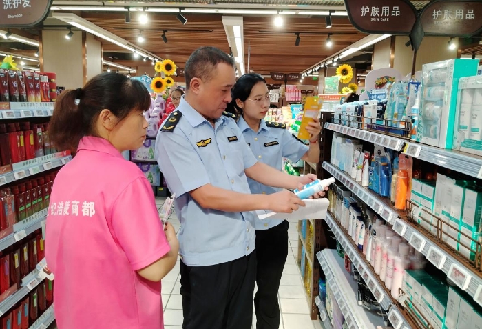 图为8月8日，执法人员在一家超市检查。