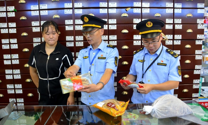 图为８月24日，执法人员在一家药店检查。