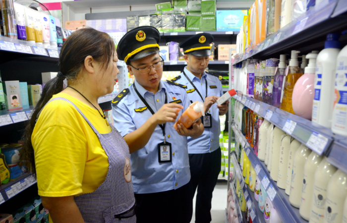 图为9月7日，该局青羊镇市场监管所执法人员在一家超市检查化妆品质量。