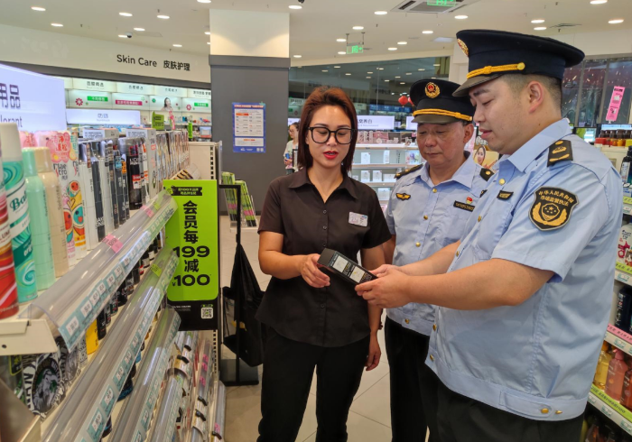 图为9月13日，该局执法人员在一家化妆品店检查染发剂质量情况。