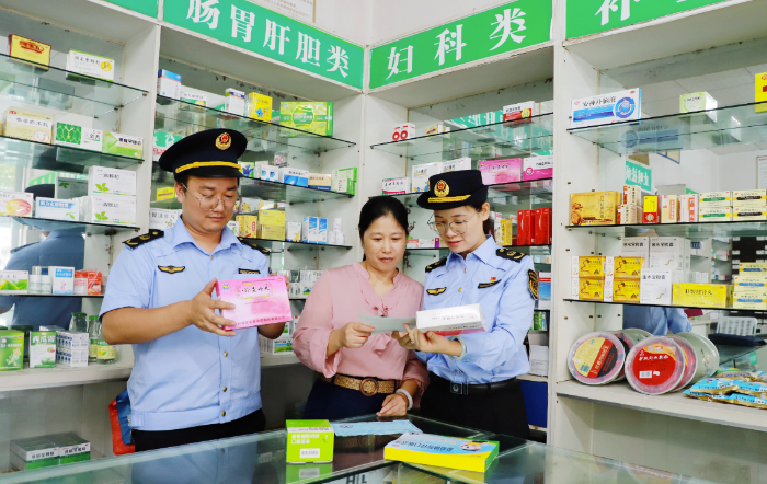 图为9月20日，该局监管人员在一家零售药店检查药品购销记录。