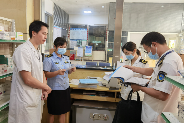 图为联合检查组在一家医院检查麻精药品保存情况。