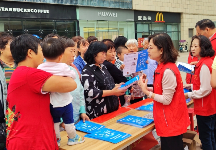 图为9月22日，陕西省食药检院开展“增强质量意识 推进高质量发展”药品安全进社区活动。