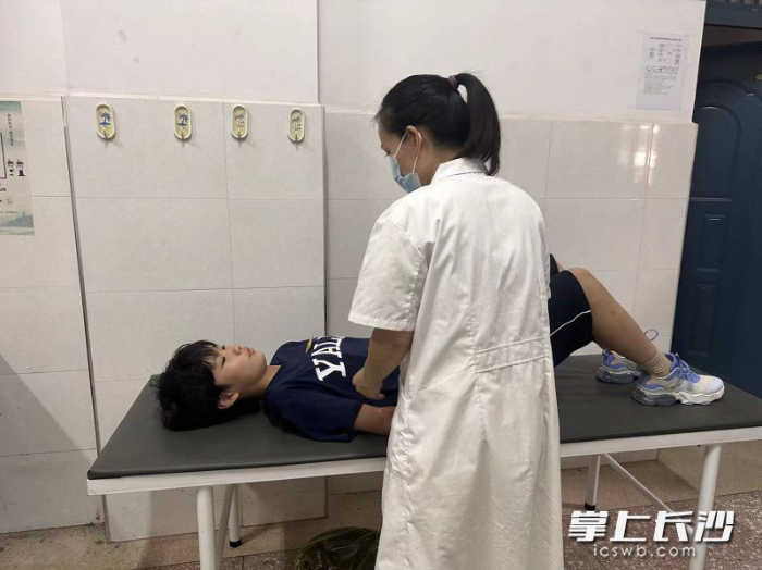 演练中，身体“不适”的学生前来学校医务室就诊。长沙晚报全媒体记者　舒文　摄