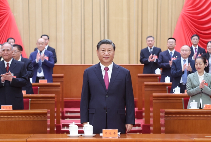 10月9日，中国工会第十八次全国代表大会在北京人民大会堂开幕。这是中共中央总书记、国家主席、中央军委主席习近平在主席台向与会代表致意。新华社记者 鞠鹏 摄